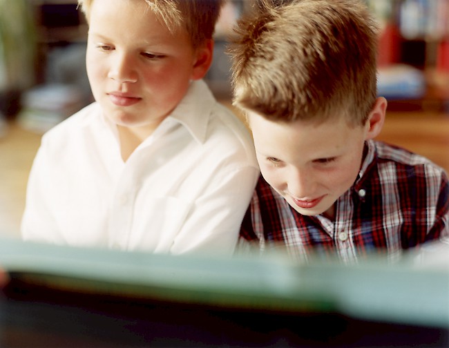 Zwei Jungen am Klavier